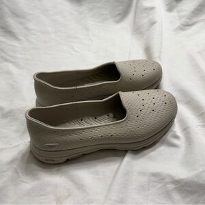 Skechers Foamies Slip On Clogs Womens Size 9 Beige Ultra Go Comfort Shoes